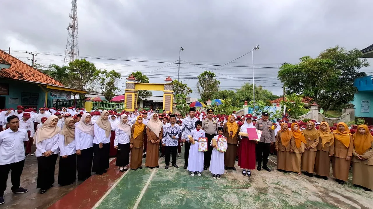 Kapolsek Arosbaya Apresiasi Siswi SDN 2 Tengket yang Serahkan HP Temuan