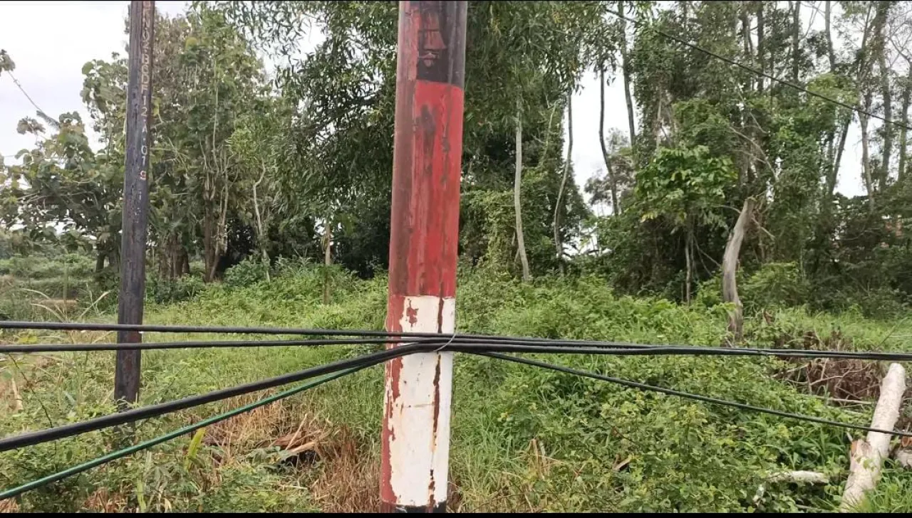 Kabel Diduga Milik Telkom dan Forte Menjuntai di Perbatasan Makam Agung–Dlemer Arosbaya, Warga Resah