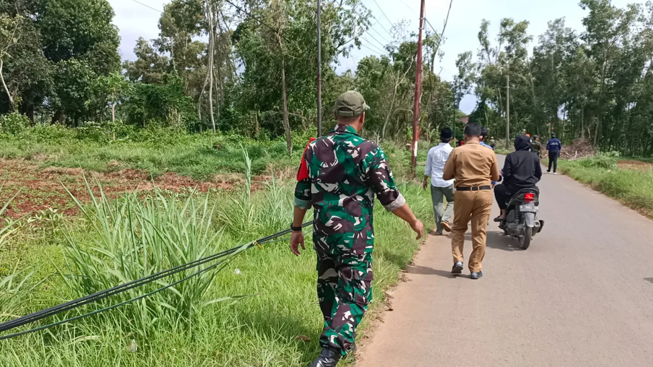 Kades Turun Langsung ke Lokasi, Kabel Menjuntai di Dlemer–Makam Agung Belum Juga Diperbaiki