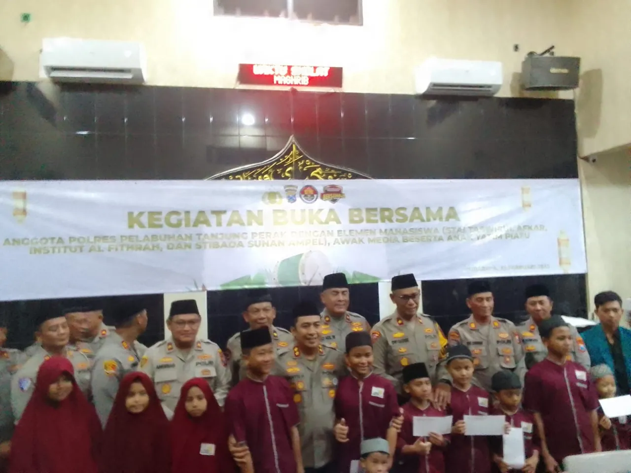 Gelar Buka Bersama Dengan Awak Media, Polres Tanjung Perak Santuni Anak Yatim