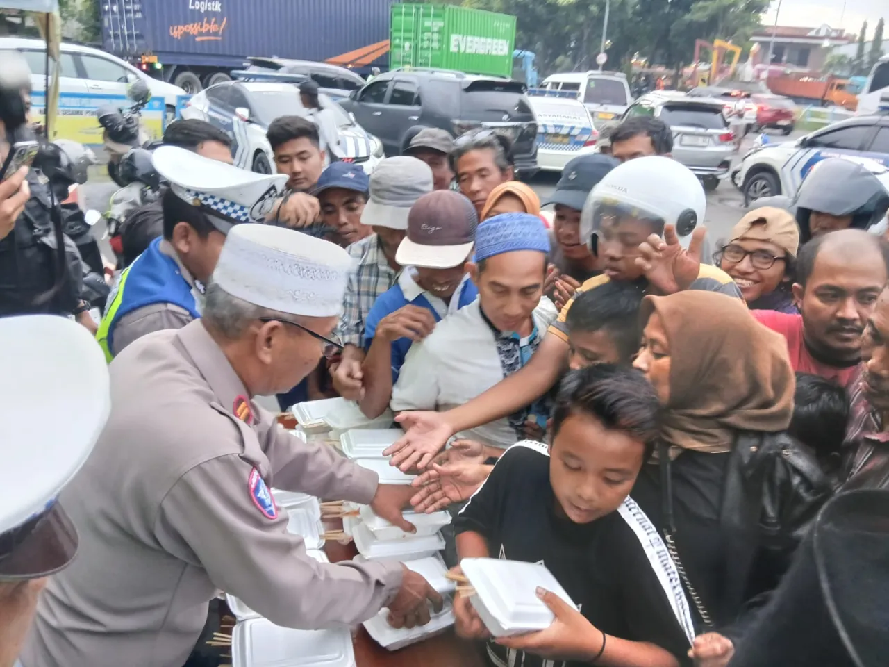 Jelang Buka Puasa, Kasatlantas Polres Tanjung Perak Bagikan Puluhan Nasi Kotak Gratis