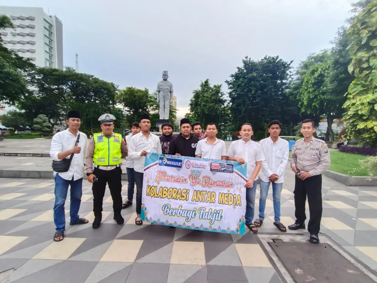 500 Paket Takjil Dibagikan, Media Online Surabaya Berbagi Kebaikan di Bulan Ramadan