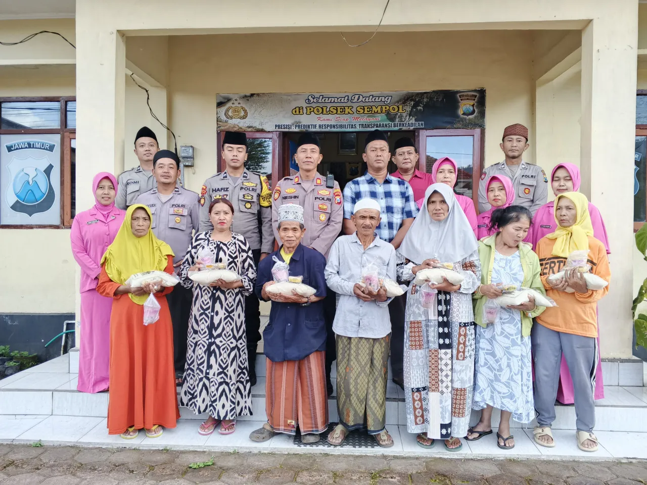 Polri Untuk Masyarakat : AKP Nisin Pimpin Bagi Takjil Berikan Edukasi Tentang Tertib Lalu Lintas