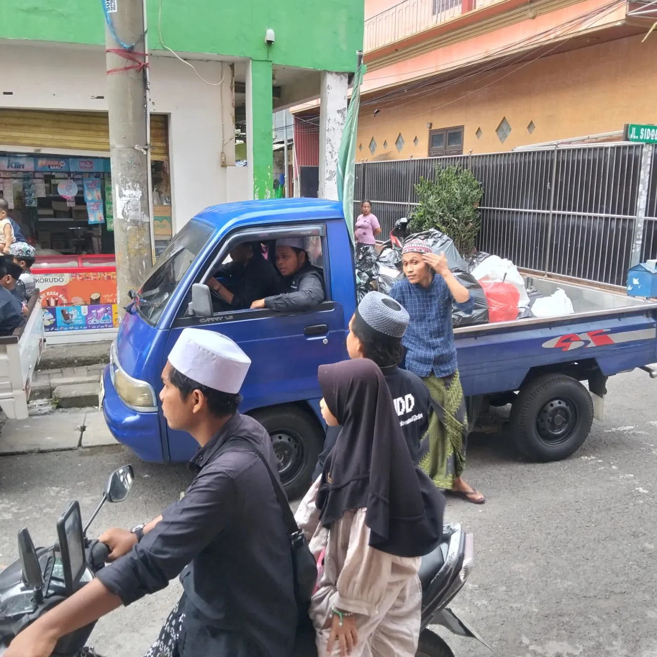 Jelang Buka Puasa, Jamaah JDD Sidodadi Bagi Ratusan Takjil Gratis