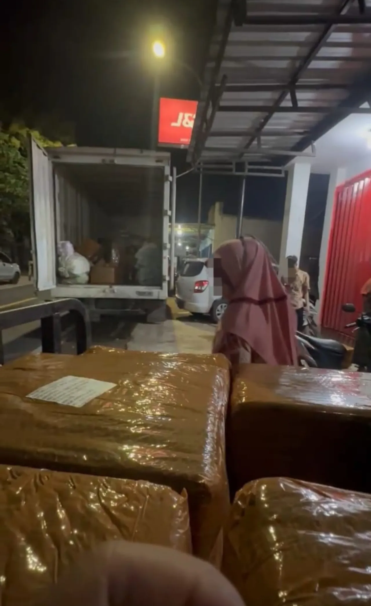 Terbongkar! Diduga Rokok Ilegal Dikirim Lewat Ekspedisi di Madura, Paket Besar Dinaikkan ke Truk Boxs Pengiriman