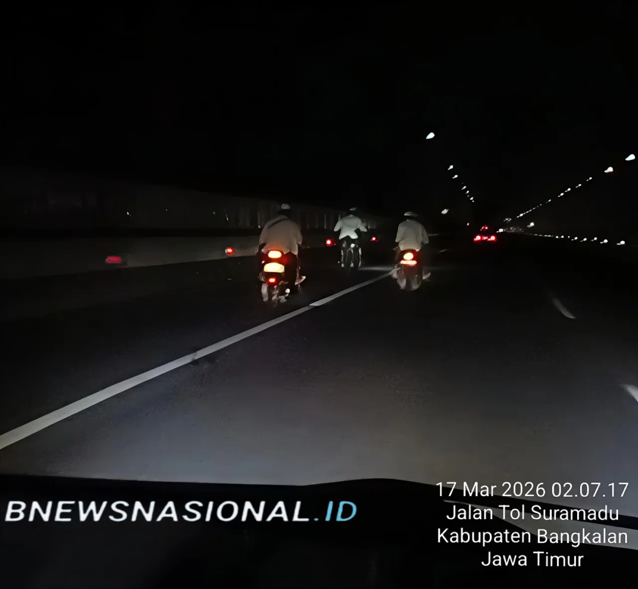 Aksi Nekat! Rombongan Pemotor Tanpa Helm Terobos Jalur Mobil Tol Suramadu