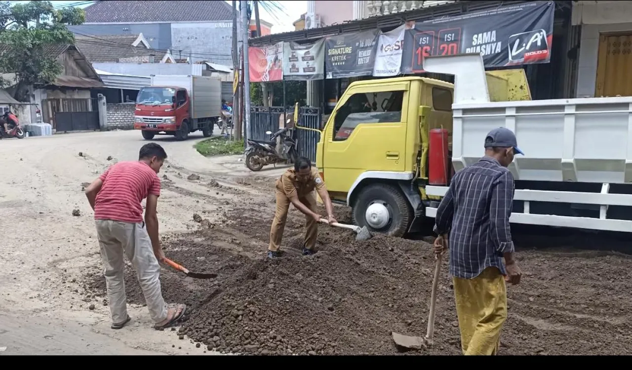 Camat Arosbaya Turun Tangan, Sinergi Warga dan Pemerintah Percepat Perbaikan Jalan