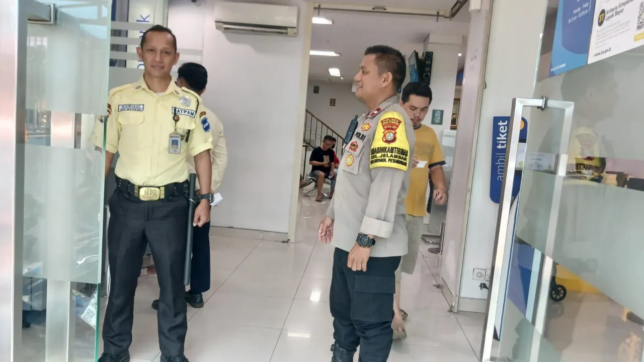Jaga Kamtibmas, Bhabinkamtibmas Jelambar Koordinasi dengan Petugas Keamanan Bank