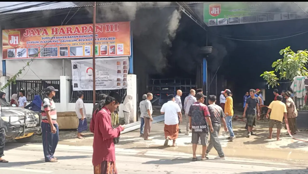 Detik-detik Api Mengamuk di Arosbaya: Tiner dalam Toko Material Diduga Jadi Pemicu, Galvalum dan Pipa Besi Terdampak