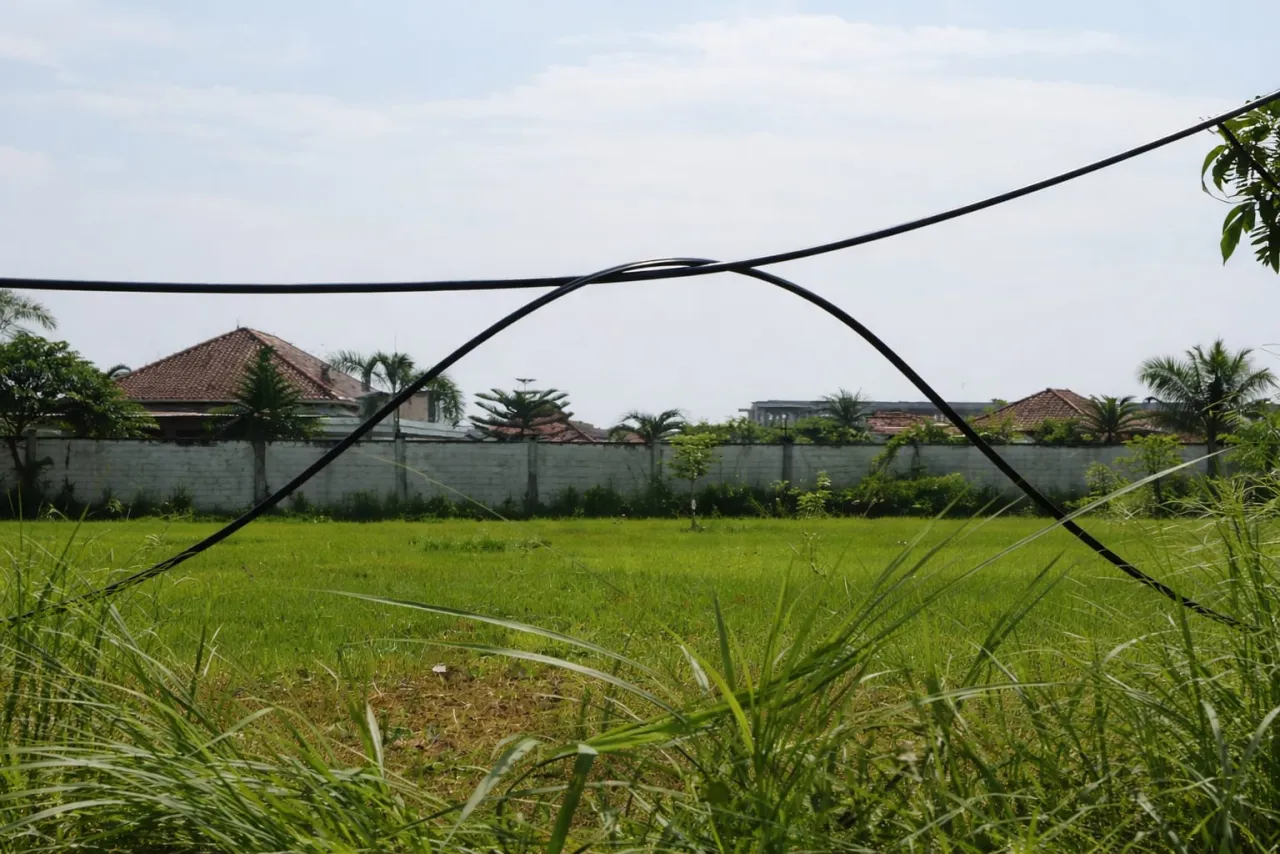 Kabel Diduga Milik PT Agriya Indihome Menjuntai ke Tanah, Akses Jalan Warga Buduran Lumpuh