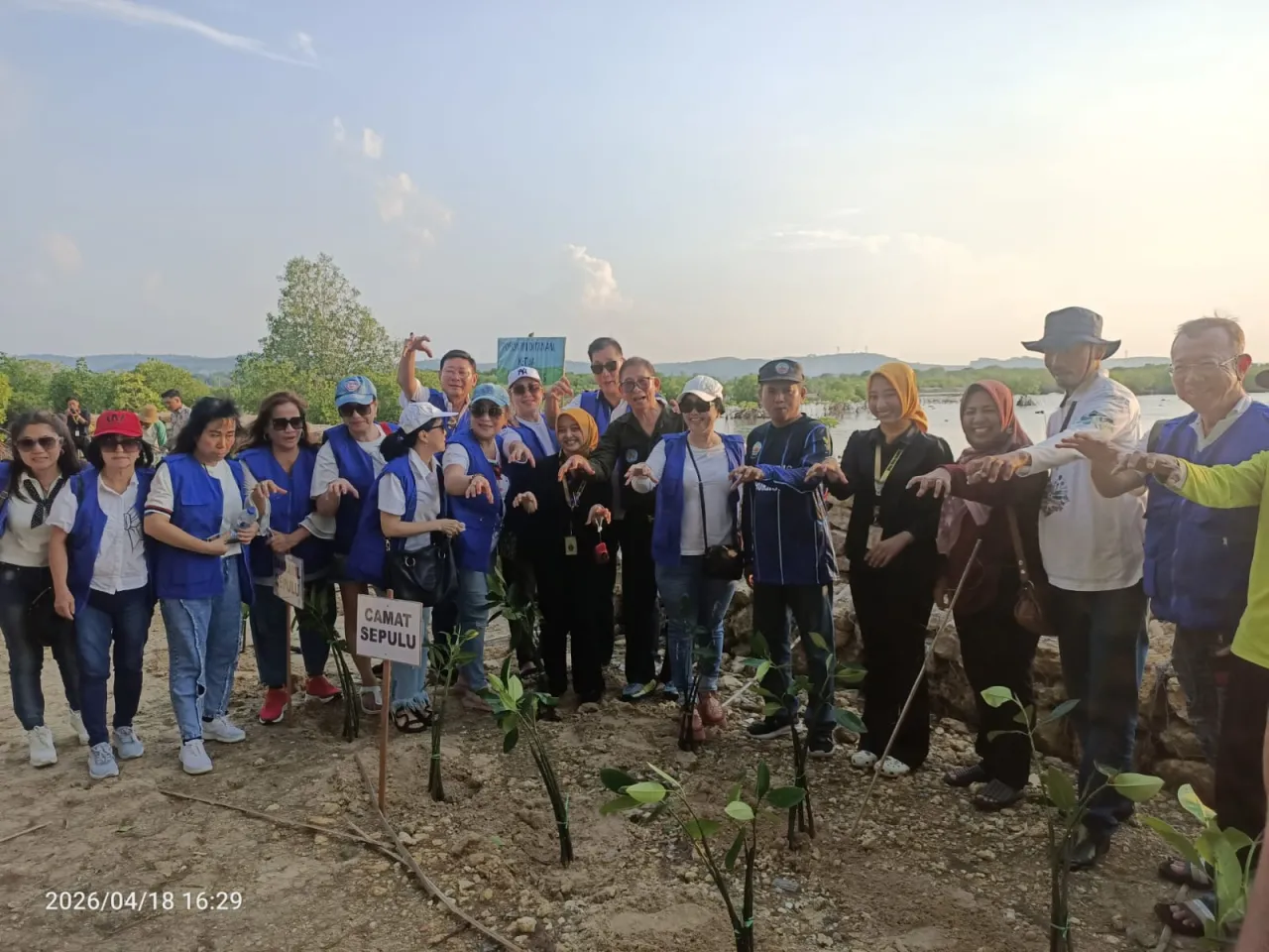 Camat Sepulu Apresiasi Penanaman Mangrove oleh Yayasan Harmoni Abadi Sejati di Desa Labuhan