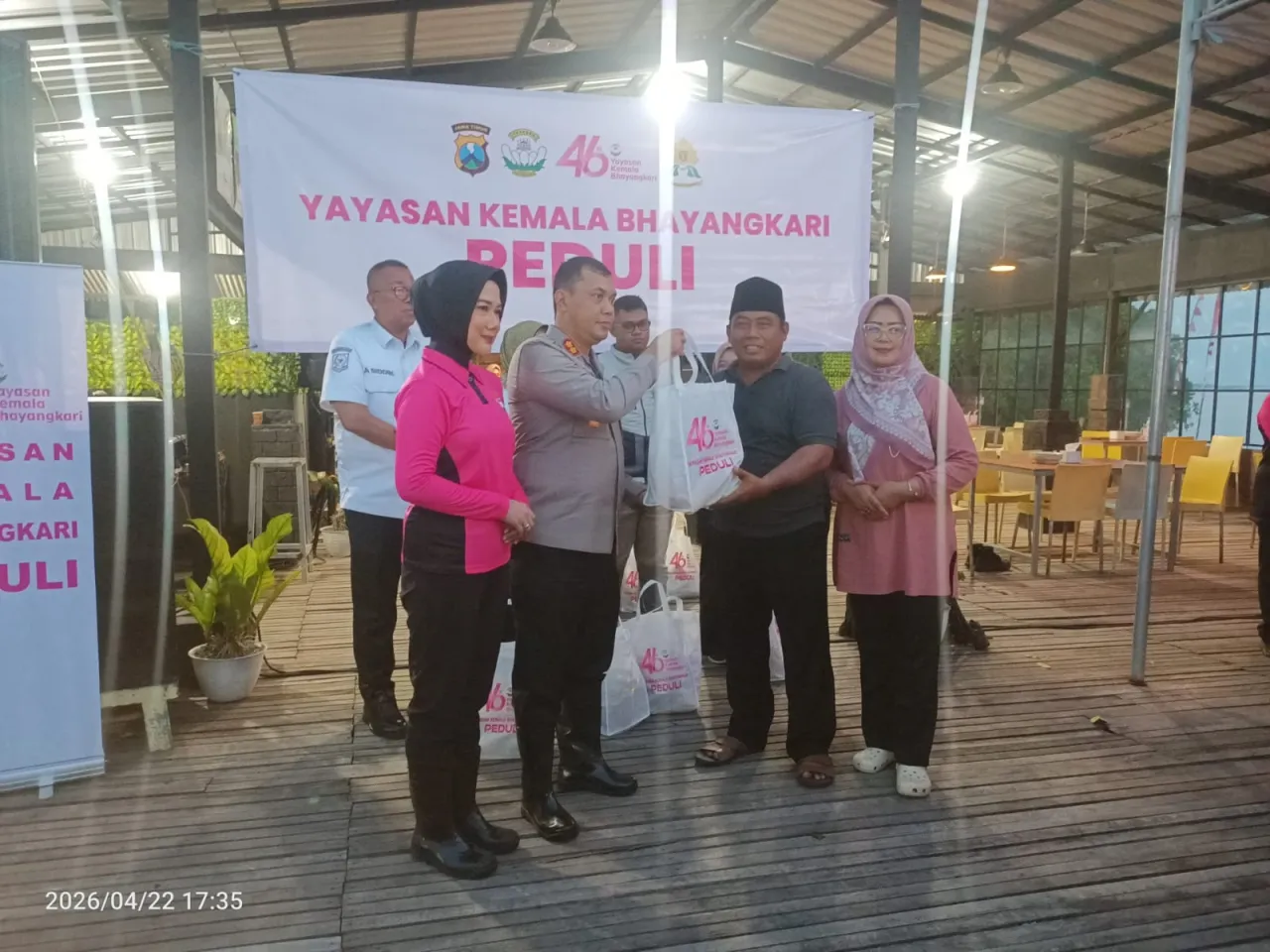 Cegah Abrasi Kapolres Bangkalan AKBP Wibowo Bersama Kepala Desa Gebang,Aksi Tanam Mangrove di Pantai Gebang