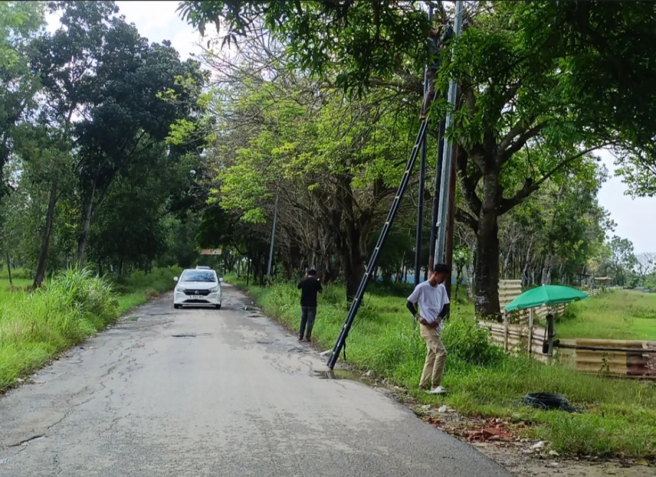 Diduga Abaikan Keselamatan Kerja, Penyambungan Kabel PT ERKA FIBER di Lapangan Jadi Sorotan