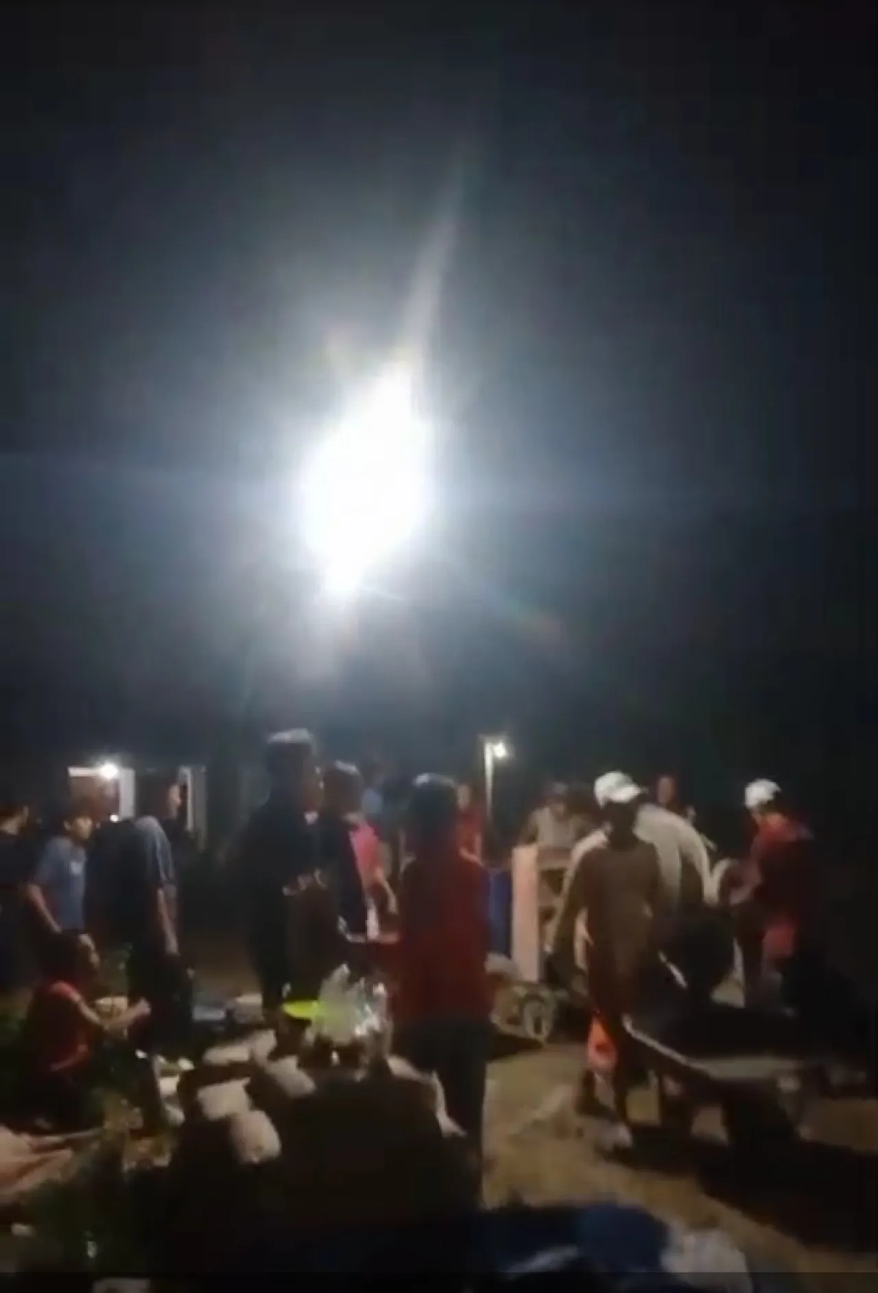 Semangat Gotong Royong Menggema, Warga RW 02 Banyuajuh Bangun Jembatan dan Cor Jalan Secara Swadaya