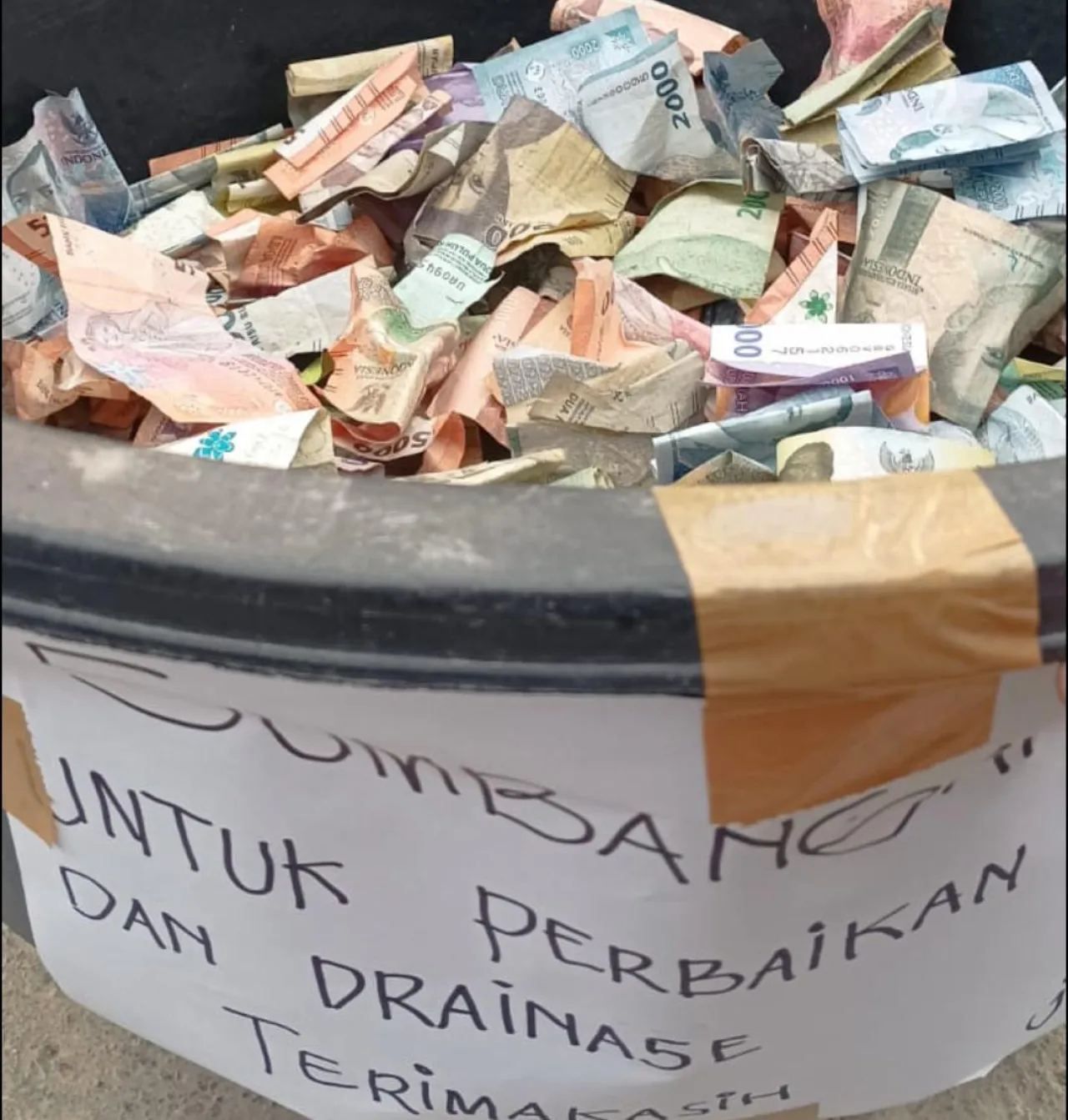 Warga Sepulu Bangkalan Galang Dana Swadaya Perbaiki Jalan, Kritik Tajam Kinerja Bupati Bangkalan