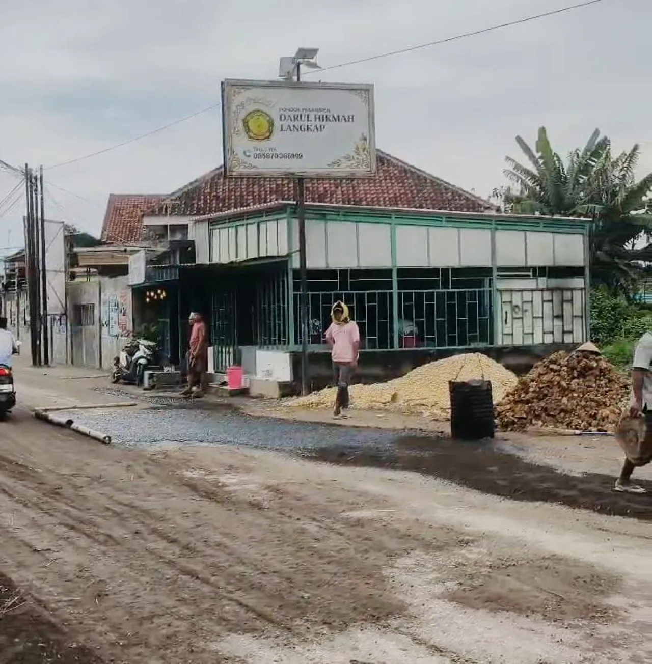 Tak Tunggu Pemerintah, Alumni Ponpes Darul Hikmah Bangkalan Perbaiki Jalan Rusak Pakai Dana Pribadi
