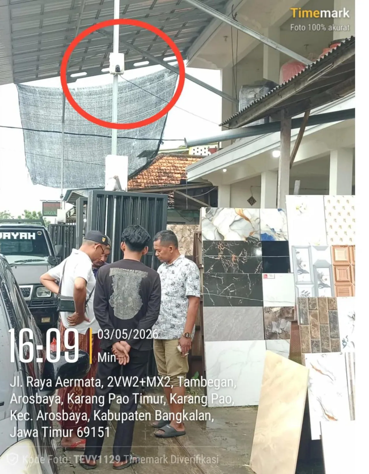 Camat Arosbaya Kawal Langsung Pemasangan CCTV di 5 Desa, Meski Hari Libur
