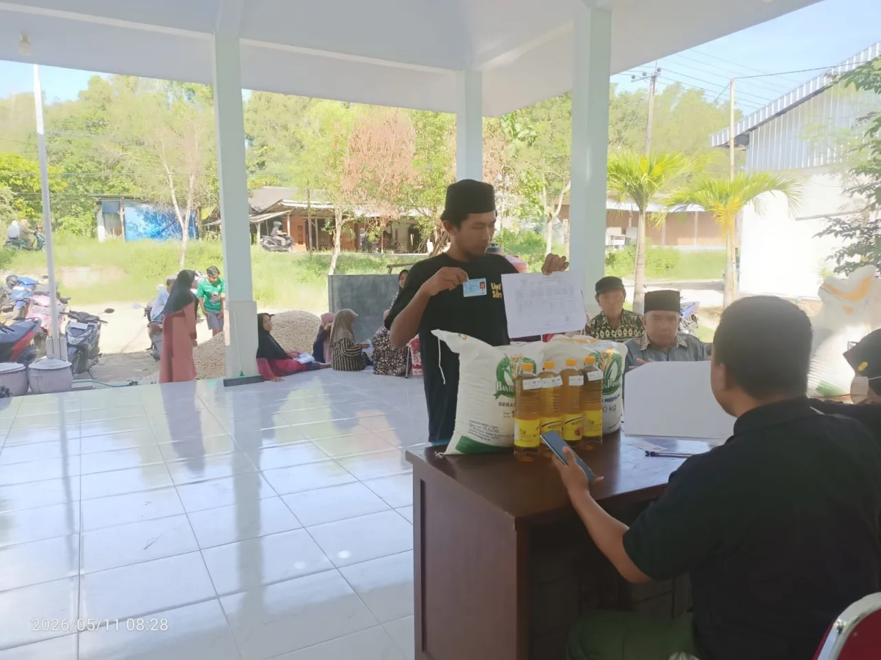 Kades Tambegan Pastikan Distribusi Beras Bulog dan Minyak Kita Transparan