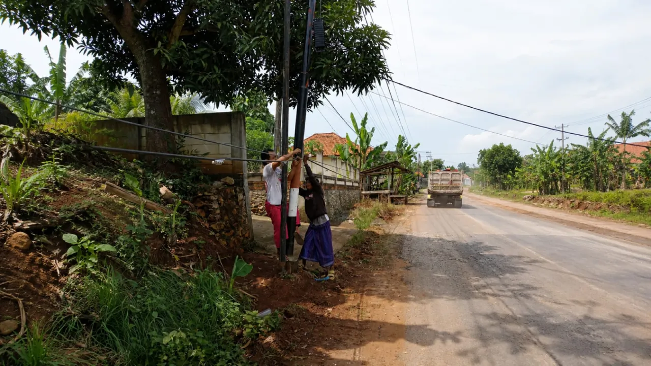 Kabel Menjuntai di Jalur Plakaran–Karang Duwak, Telkom Dituding Tutup Mata Meski Sudah Disurati Resmi