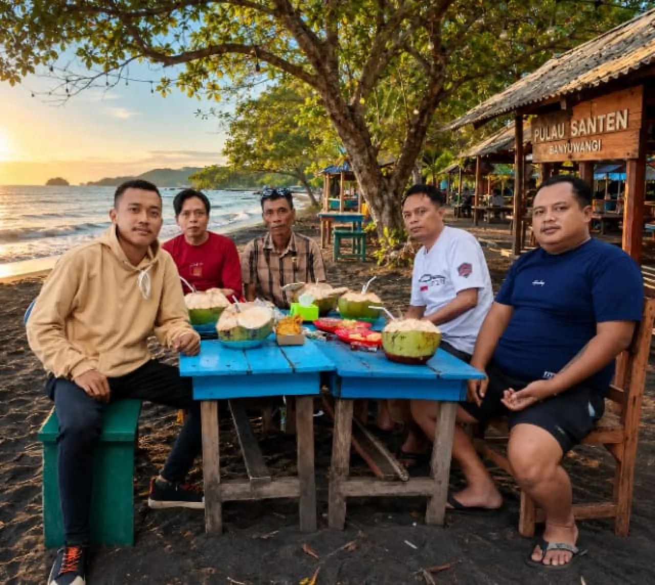 Obrolan Santai di Pinggir Pantai Pulau Santen, Tim PT Cahaya Pers Group