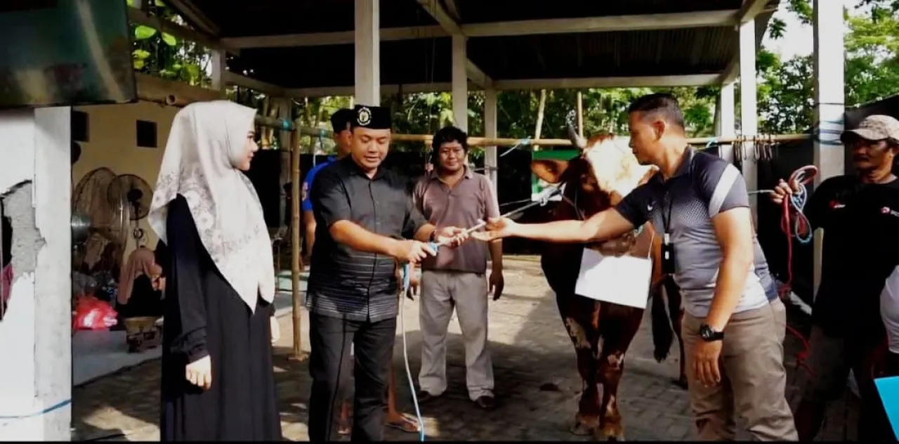 Wujud Kepedulian Nyata, Polres Bangkalan Salurkan 865 Paket Daging Kurban untuk Masyarakat