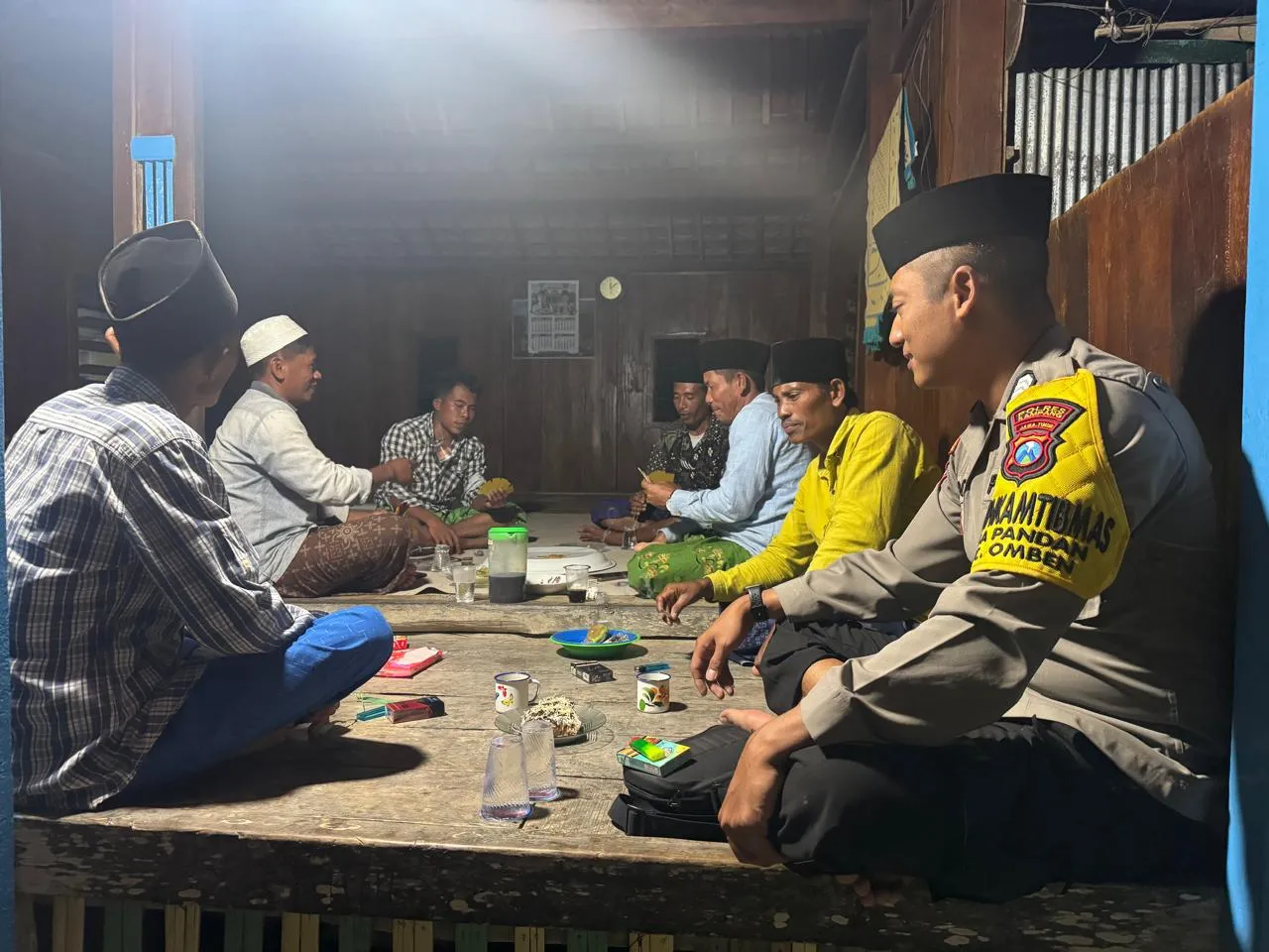 Pererat Silaturahmi, Bhabinkamtibmas Polsek Omben Rutin Sambang Diagolis 