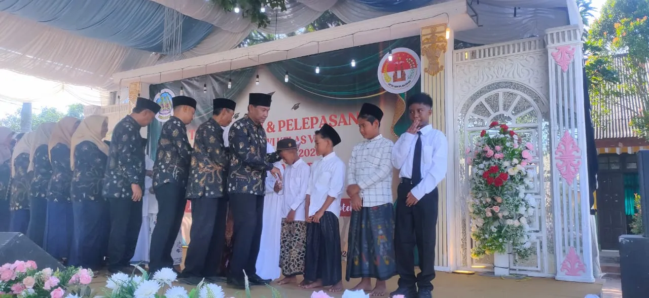 SDN Plakaran Gelar Pelepasan Siswa dan Santunan Anak Yatim, Kelulusan Capai 100 Persen