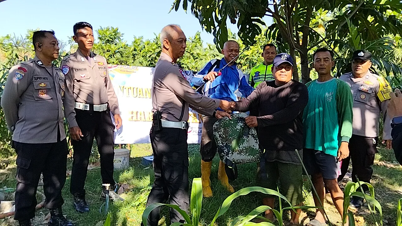 Dukung Swasembada Pangan, Polrestabes Surabaya Serahkan Bantuan Alat Pertanian kepada Petani Jambangan