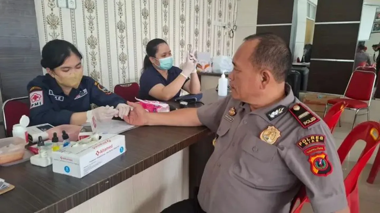 Personel Polsek Lolofitu Moi Ikuti Bakti Kesehatan HUT Bhayangkara ke-80