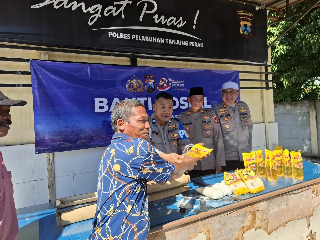 Peringati Hari Bhayangkara ke-80, Polsek Pabean Cantikan Bagikan Sembako untuk Warga dan Jukir