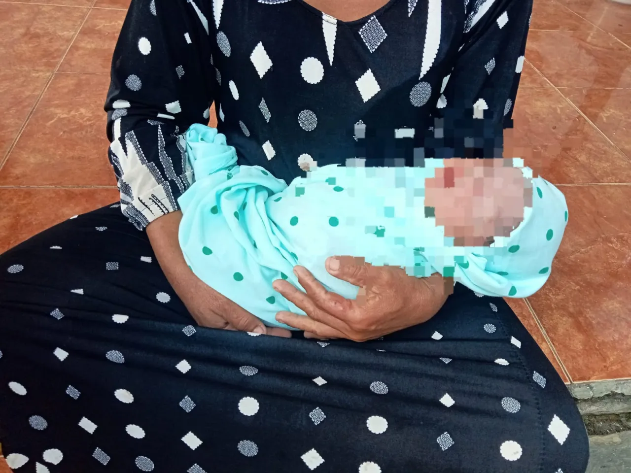 Tangis Bayi Pecah Keheningan Dini Hari, Warga Bragang Temukan Bayi Laki-Laki di Bawah Pohon Mangga