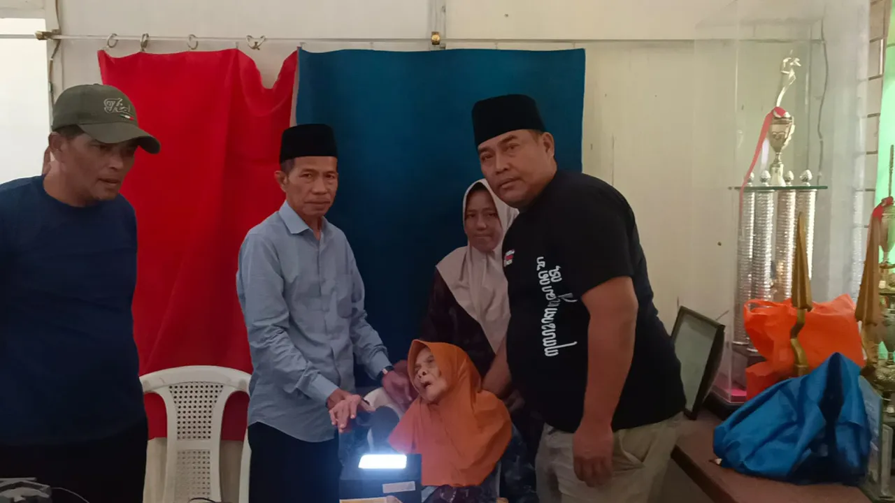 Kades Lajing Dampingi Nenek Berusia 120 Tahun Rekam e-KTP di Kecamatan Arosbaya