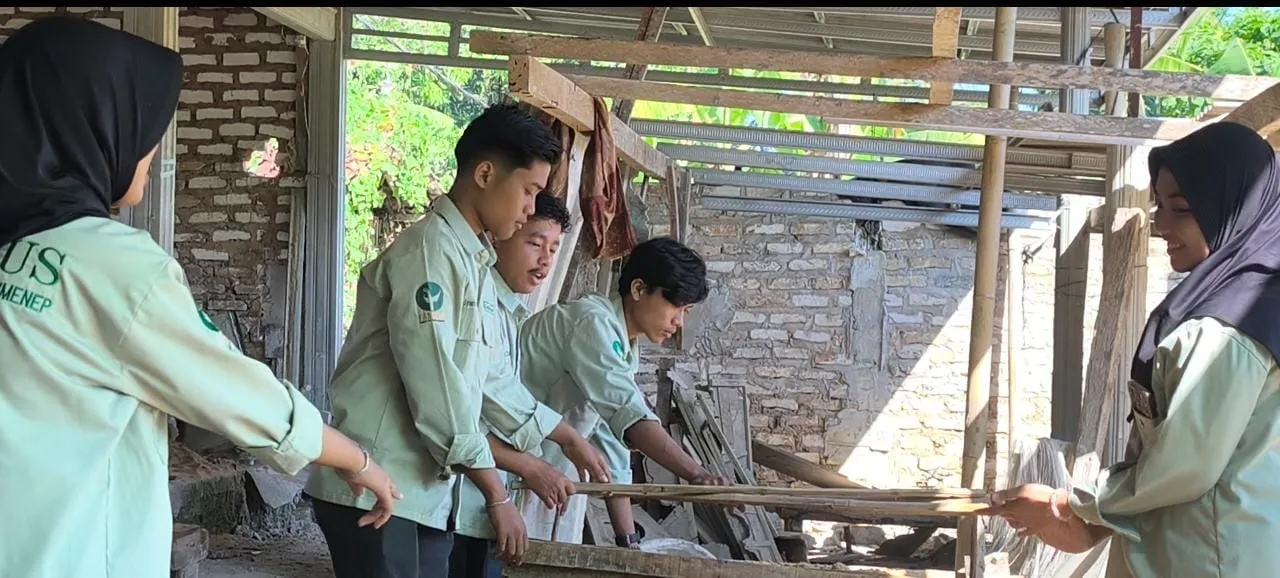 Dari Limbah Bambu Menjadi Peluang Usaha, Organisasi Family Of UINSA Sumenep Belajar Budidaya Topi Jerami
