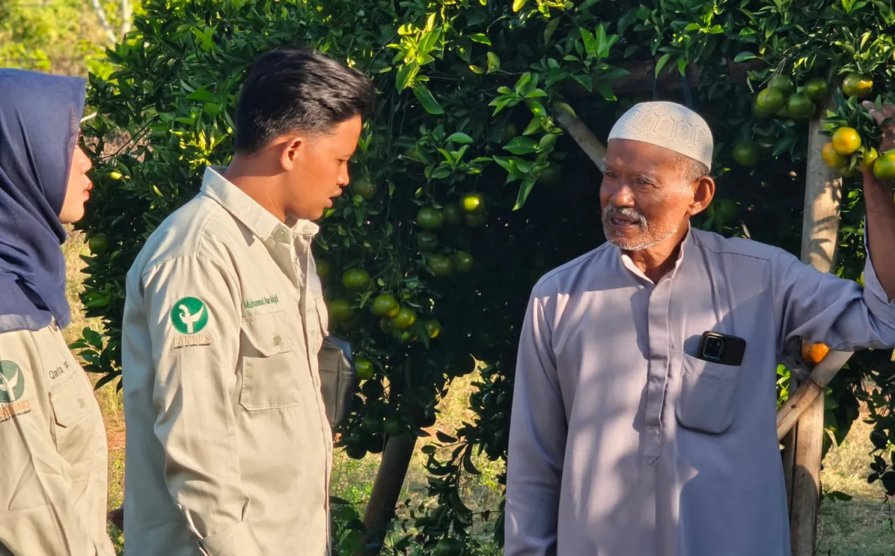 Gali Potensi Desa, Family Of UINSA Eksplorasi Wisata Kebun Jeruk Pak Daud di Dasok Laok