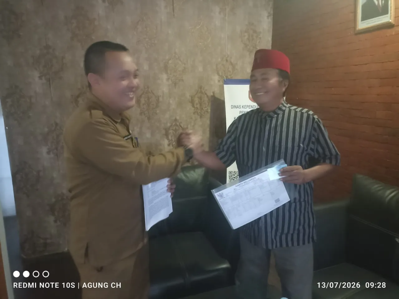 Hari Kepercayaan Nasional Perdana, Panglima Peci Merah Nusantara Edi Weliang Urus Adminduk Penghayat di Mojokerto