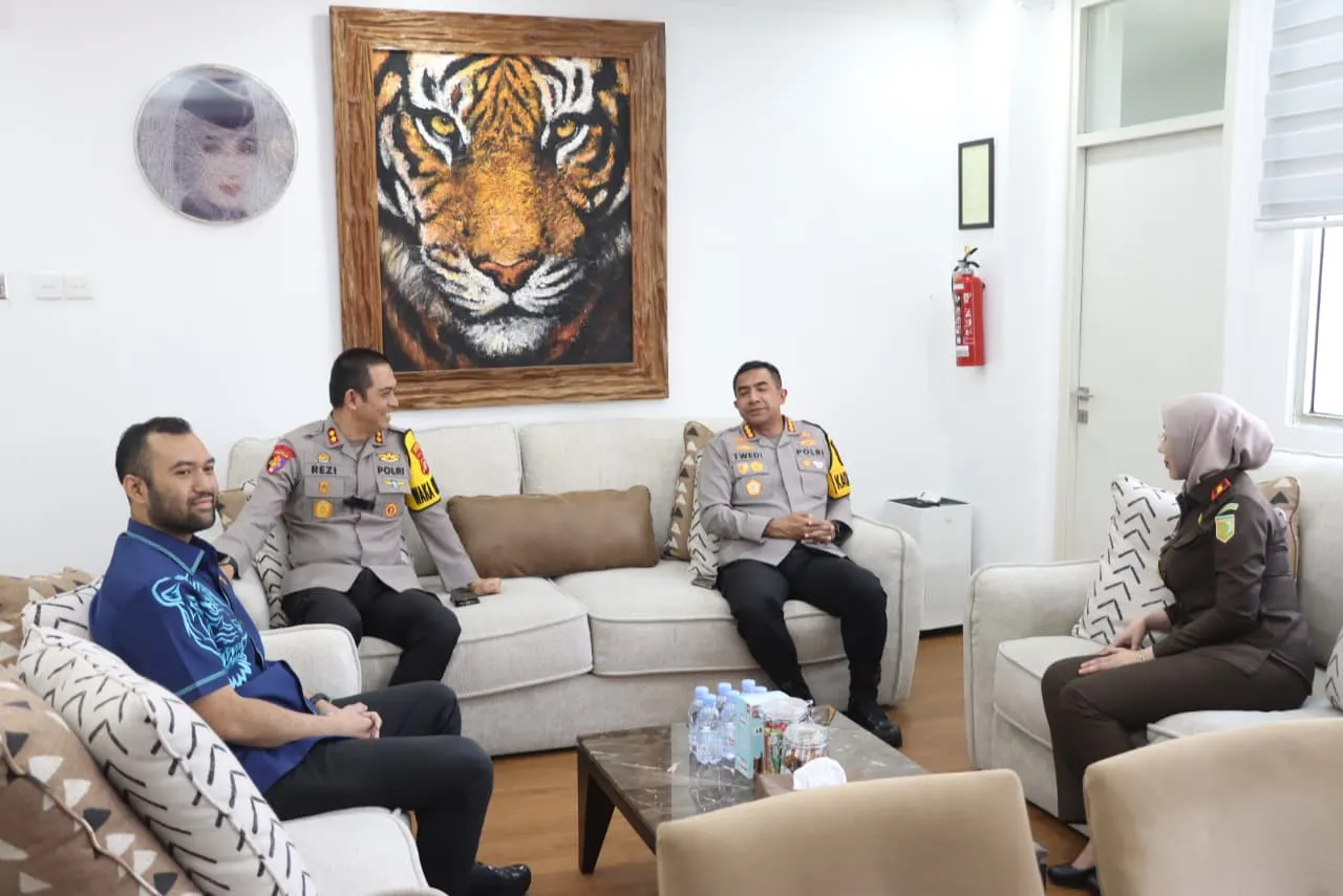 Kapolres Metro Jakarta Barat Jalin Silaturahmi dengan Kajari, Perkokoh Kolaborasi Polri dan Kejaksaan