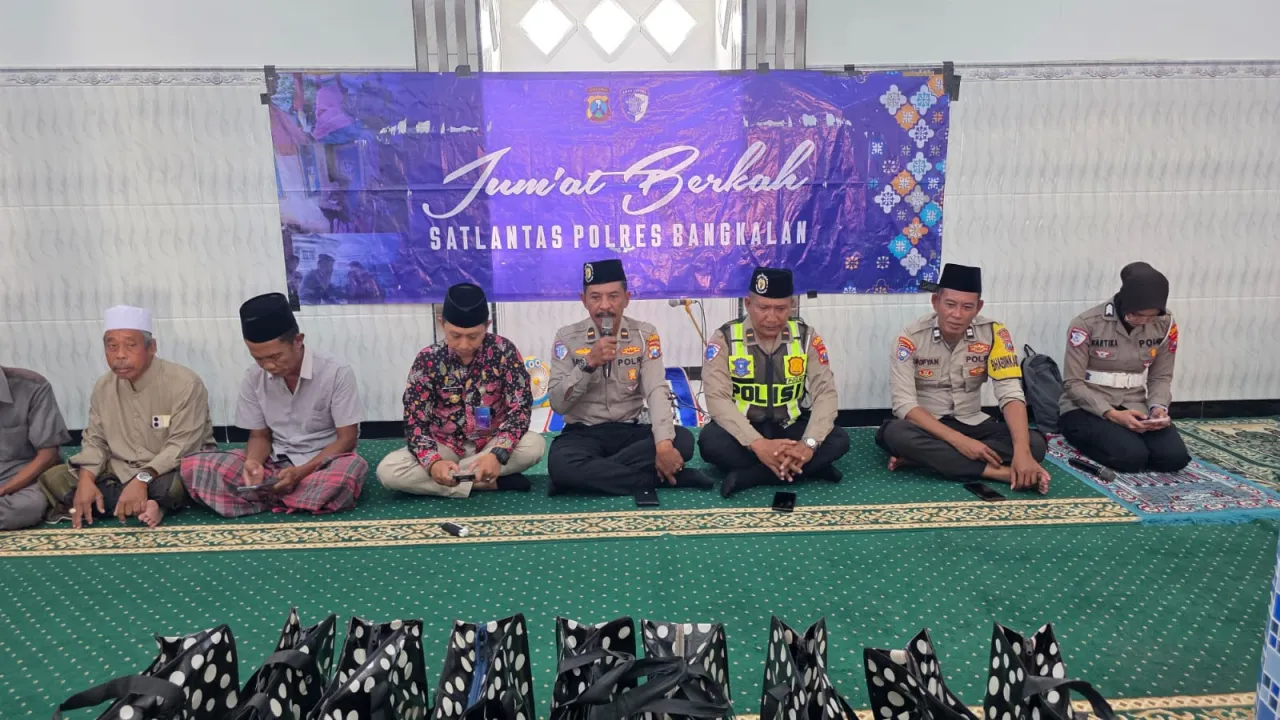 Penuh Ketulusan, Satlantas Polres Bangkalan Tebar Kebaikan Lewat Aksi 'Jumat Berkah' di Pangeranan