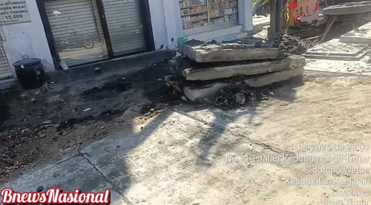 Pengerjaan Saluran U-Ditch di Kedungmangu Timur Surabaya Dikeluhkan, Akses Pertokoan Terganggu