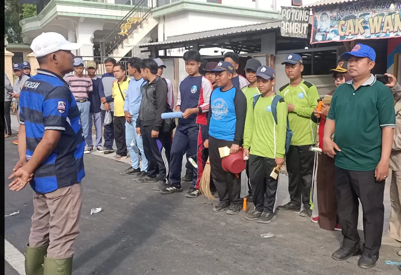 Sambut HUT RI ke-81, Camat Arosbaya Pimpin Gotong Royong Massal, Libatkan Kades, Kepala Sekolah, Pendamping PKH