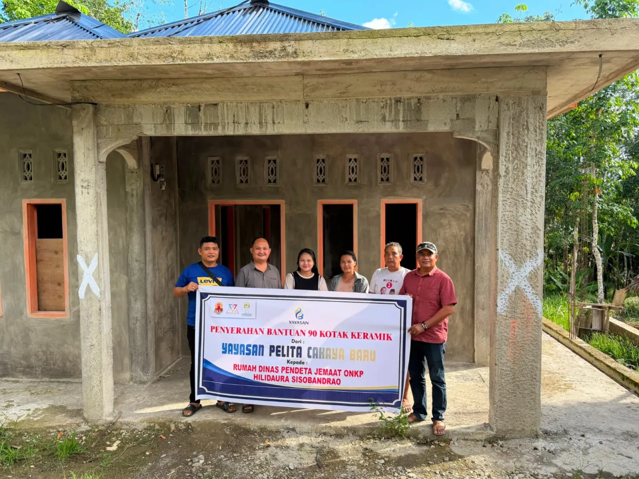 YAYASAN PELITA CAHAYA BARU SALURKAN 90 KOTAK KERAMIK UNTUK RUMAH DINAS PENDETA ONKP HILIDAURA SISOBANDRAO