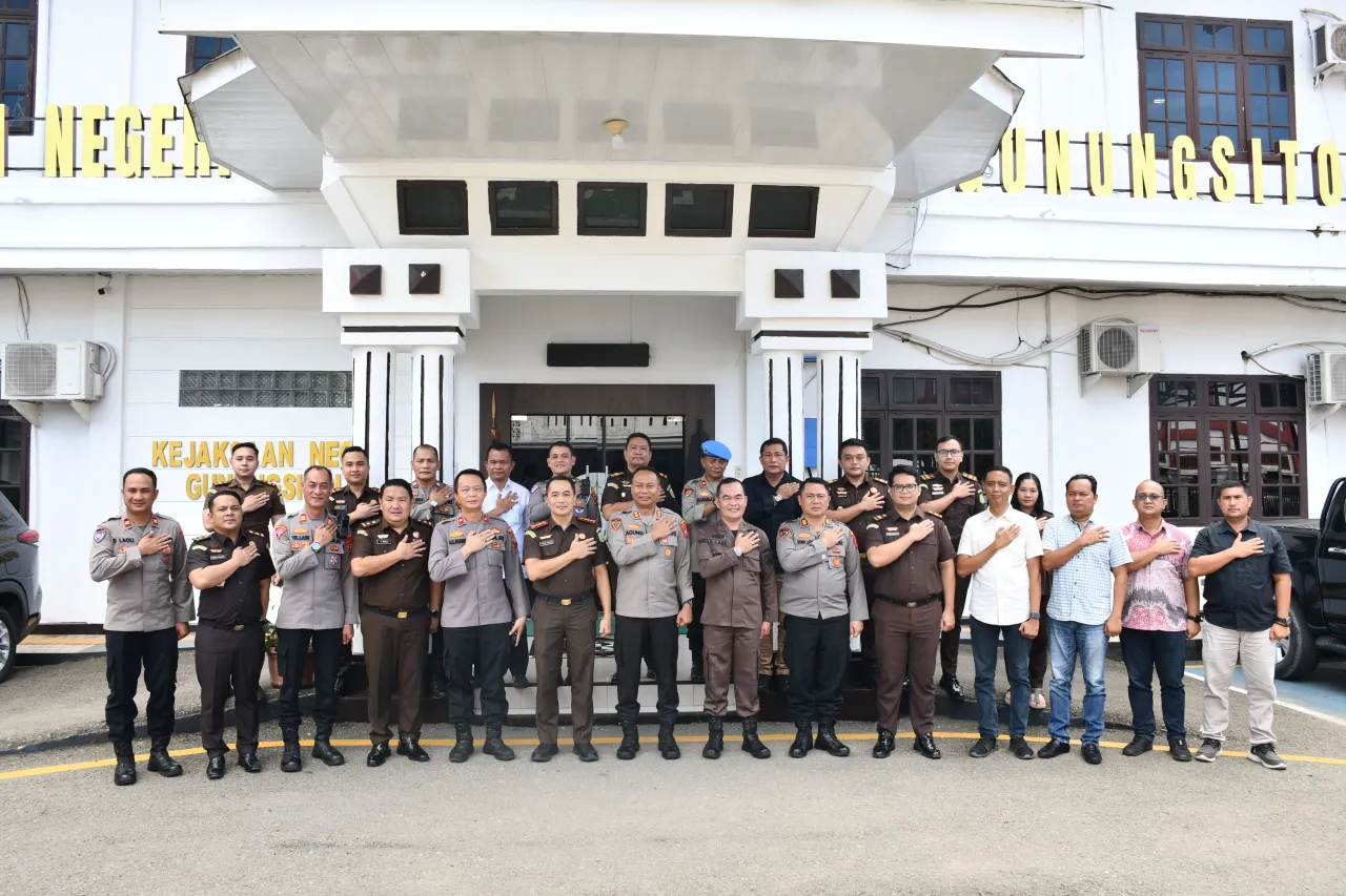 PERKOKOH SINEGRITAS, KAPOLRES NIAS GELAR SILAHTURAHMI DAN NGOPI BARENG BERSAMA KAJARI GUNUNGSITOLI. 