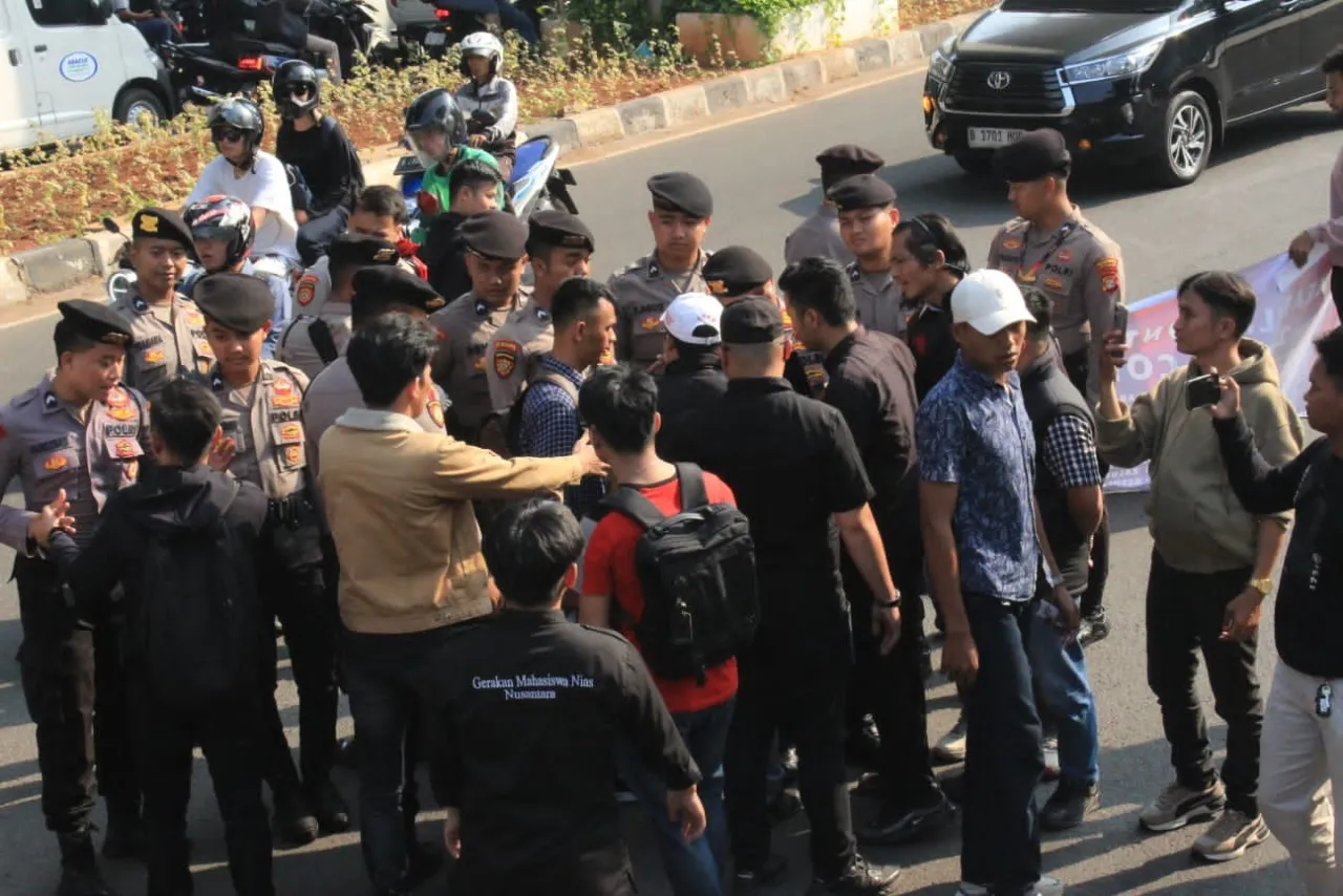 Masa Aksi Menjadi Korban Represif Saat Melakukan aksi Unjuk Rasa Didepan Mabes Polri.