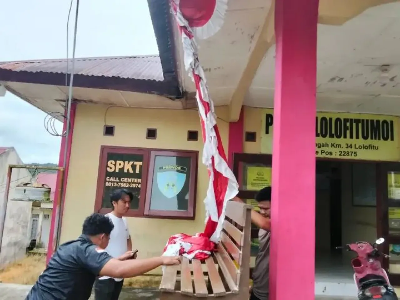 Sambut HUT RI ke-81, Personel Polsek Lolofitu Moi Gotong Royong Hias Mako dengan Nuansa Merah Putih
