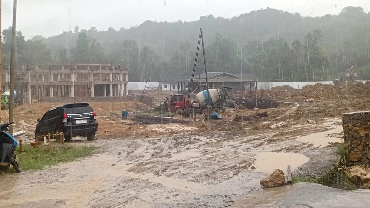Investigatif Menohok : Setelah Isu Pasir Laut, Proyek Megah SMAN Sukma Nias Rp87,3 M Dipergoki Cor Beton di Tengah Hujan