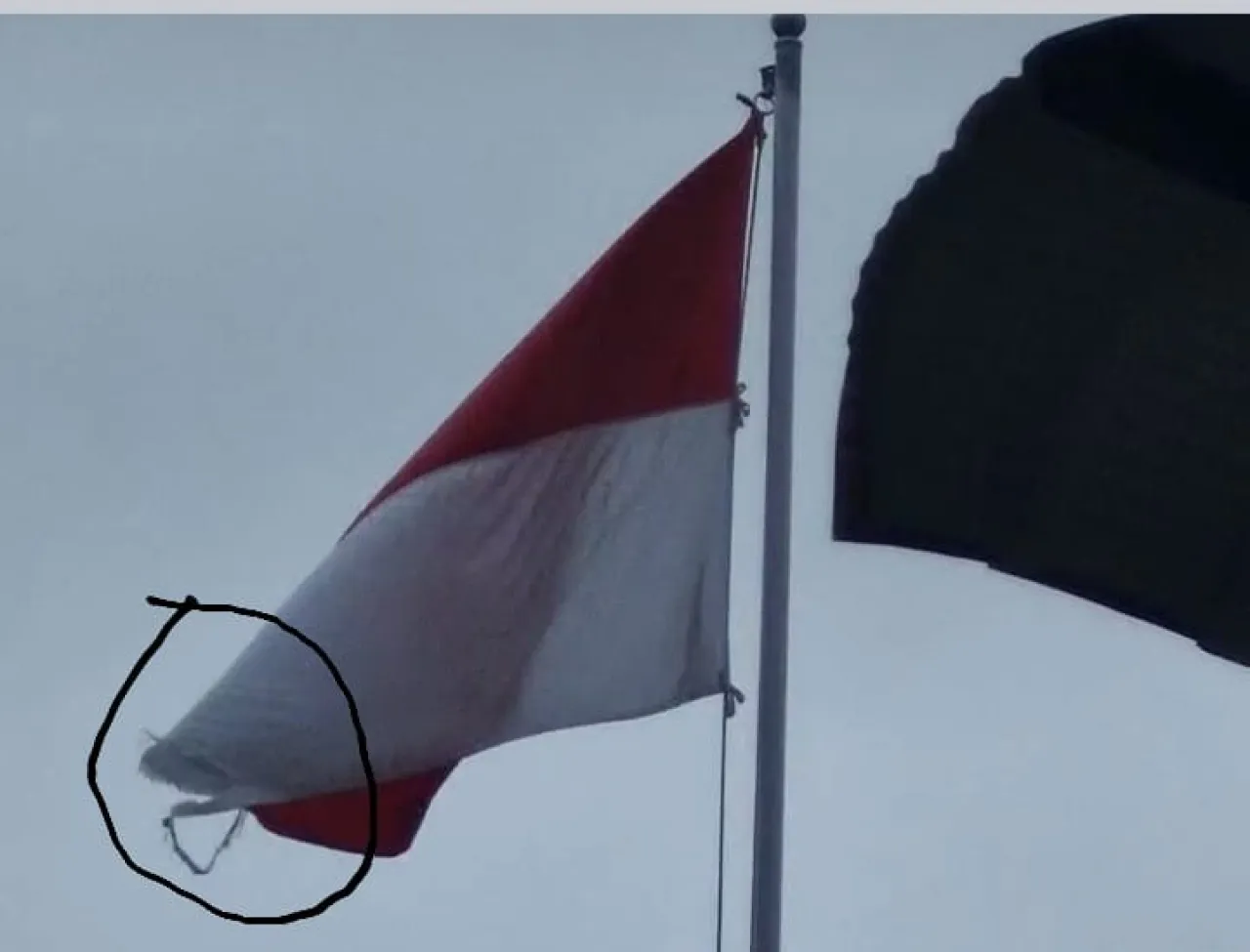 Bendera Merah Putih Robek Berkibar di Halaman Kantor Bupati Nias Barat, Warga: Segera Diganti, Ini Lambang Negara!