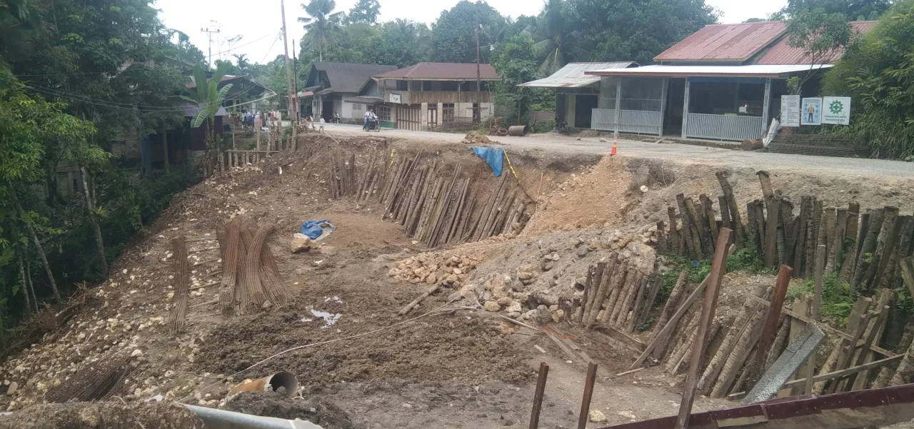 Proyek Benteng Jalan Provinsi Ruas Miga - Lolowua Senilai Rp 4,1 Miliar Mangkrak, Kontraktor Diduga Abaikan Target