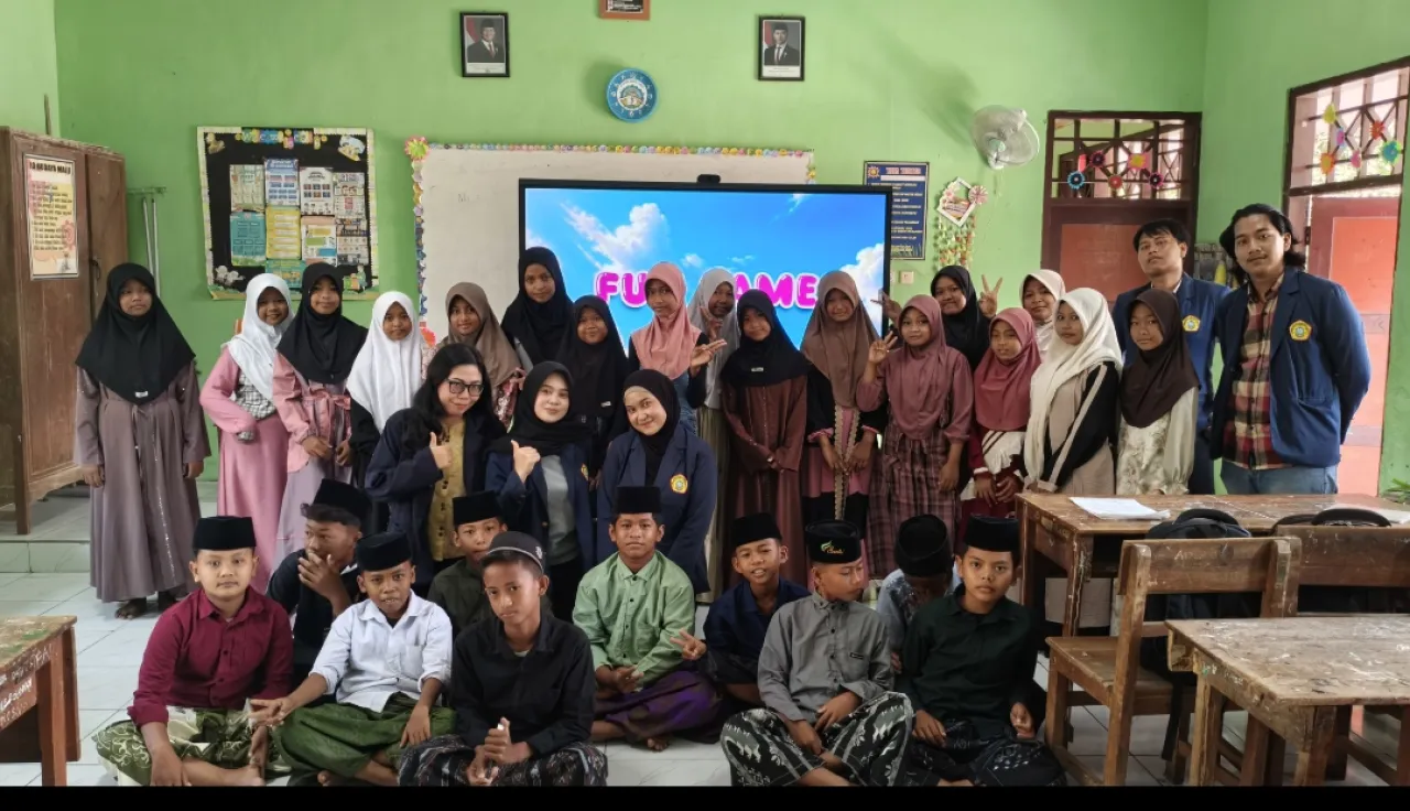 KKNT UTM Tanamkan Budaya Saling Menghargai kepada Siswa SDN Gili Timur 2