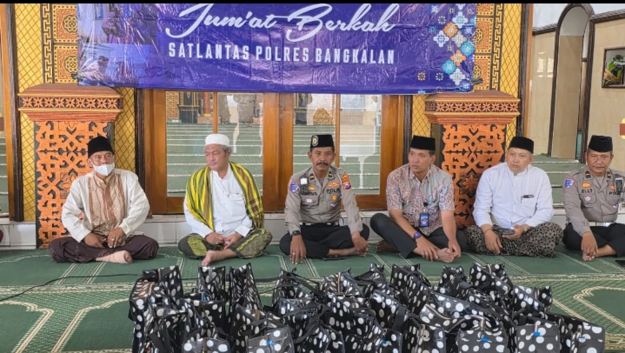 JUM'AT BERKAH, KASAT LANTAS POLRES BANGKALAN GELAR BAKSOS DI MASJID JAMIK AL ANWAR