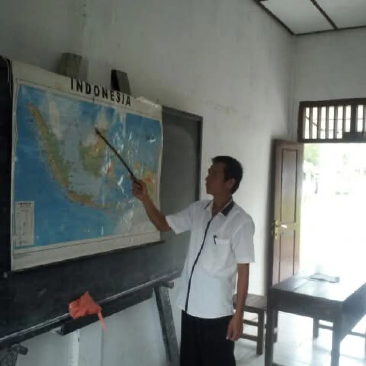 Masyarakat Pertanyakan Dugaan Guru "Siluman" dan Rangkap Jabatan Istri Kepala Sekolah di Nias Barat, Bupati Tegaskan