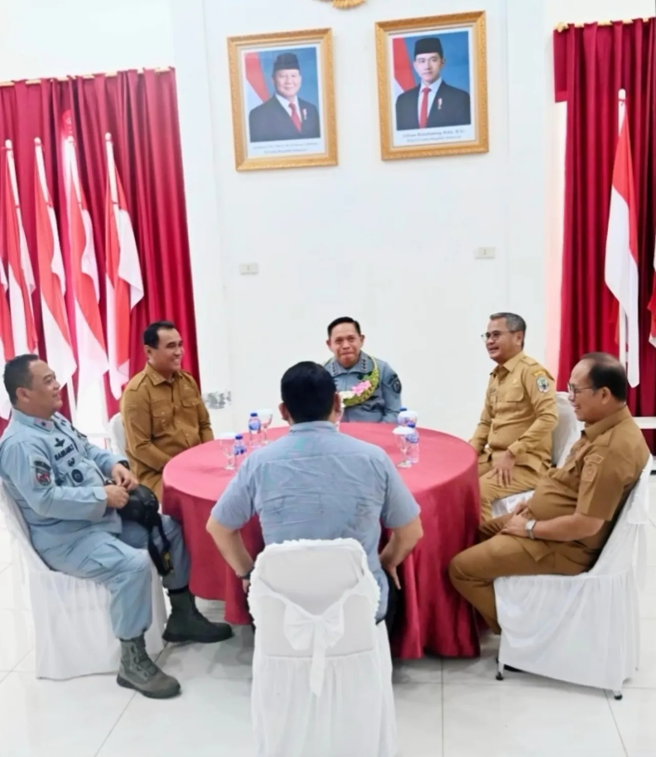 Wakil Bupati Nias Selatan Sambut Kedatangan Kepala Bakamla RI di Bandara Binaka
